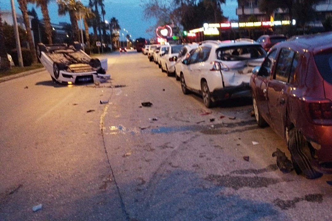 Antalya’da trafik kazası: Park halindeki araçlara çarpıp kaçtı haberinin görseli