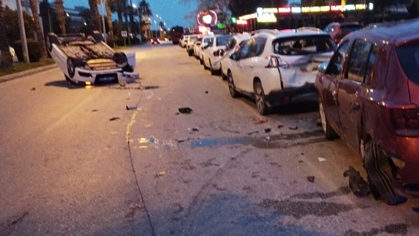 Antalya’da trafik kazası: Park halindeki araçlara çarpıp kaçtı haberinin görseli