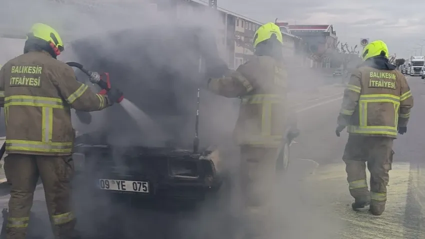 Balıkesir’de seyir halindeki otomobil küle döndü haberinin görseli