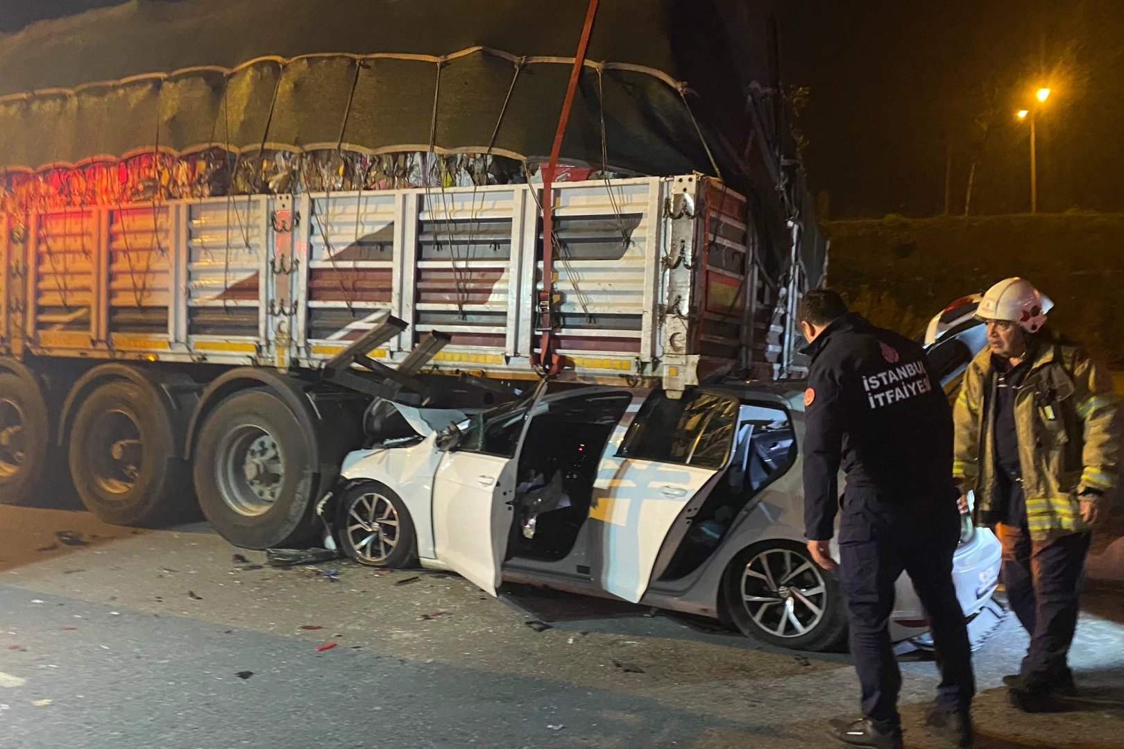 İstanbul’da kaza: Otomobil park halindeki tırın altına girdi haberinin görseli