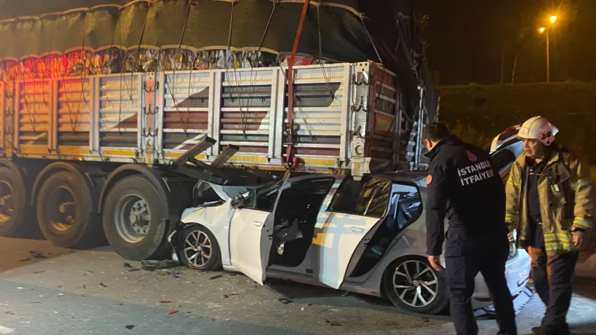 İstanbul’da kaza: Otomobil park halindeki tırın altına girdi haberinin görseli