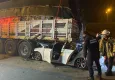 İstanbul’da kaza: Otomobil park halindeki tırın altına girdi