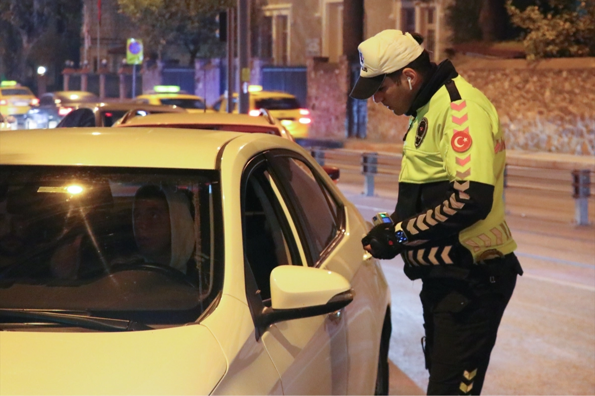 İzmir'de polisten yılbaşı denetimi haberinin görseli