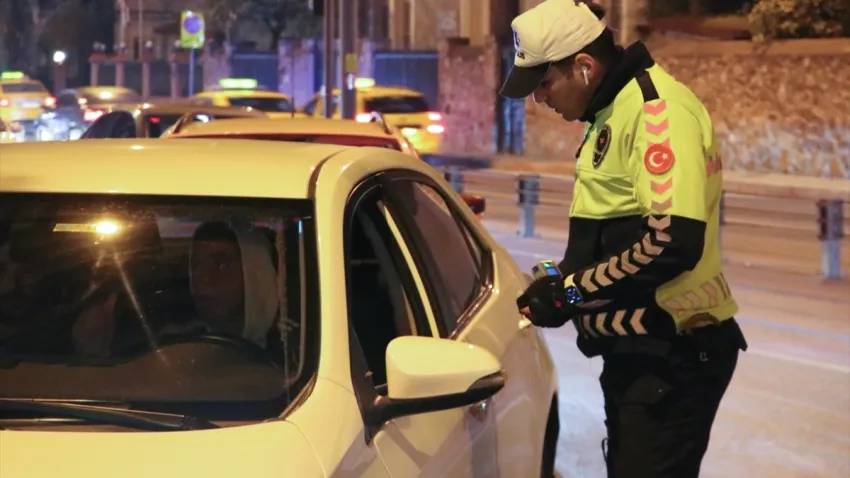 İzmir'de polisten yılbaşı denetimi haberinin görseli