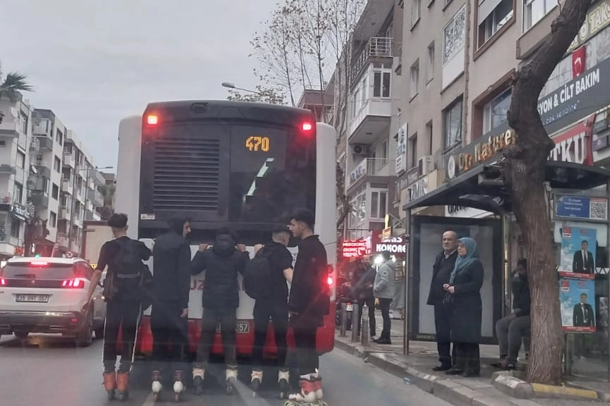 İzmir haber: Çocukların trafikte tehlikeli anları haberinin görseli
