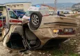 İzmir haber: Yoldan çıkan otomobil duvara çarptı
