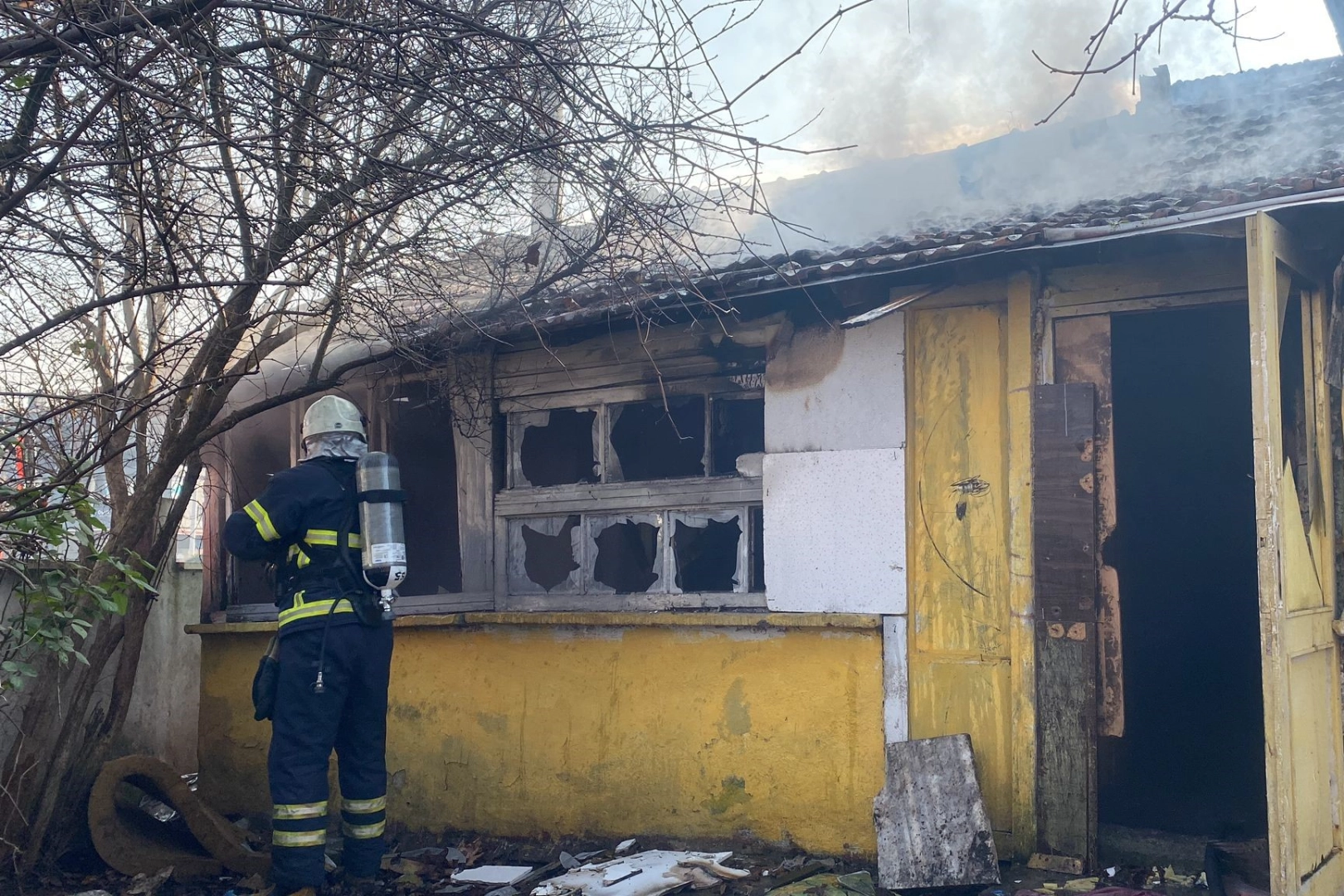 Kullanılmayan evden çıkan dumanlar korkuttu haberinin görseli