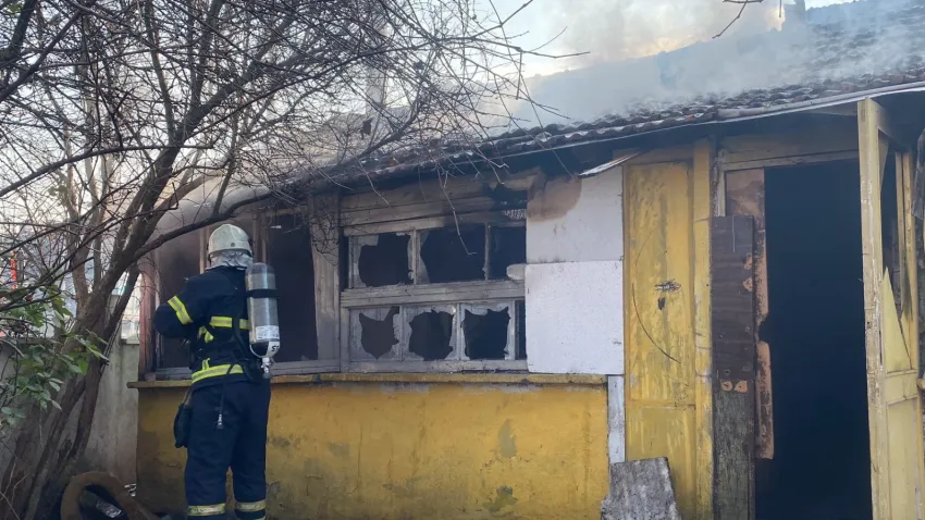 Kullanılmayan evden çıkan dumanlar korkuttu haberinin görseli