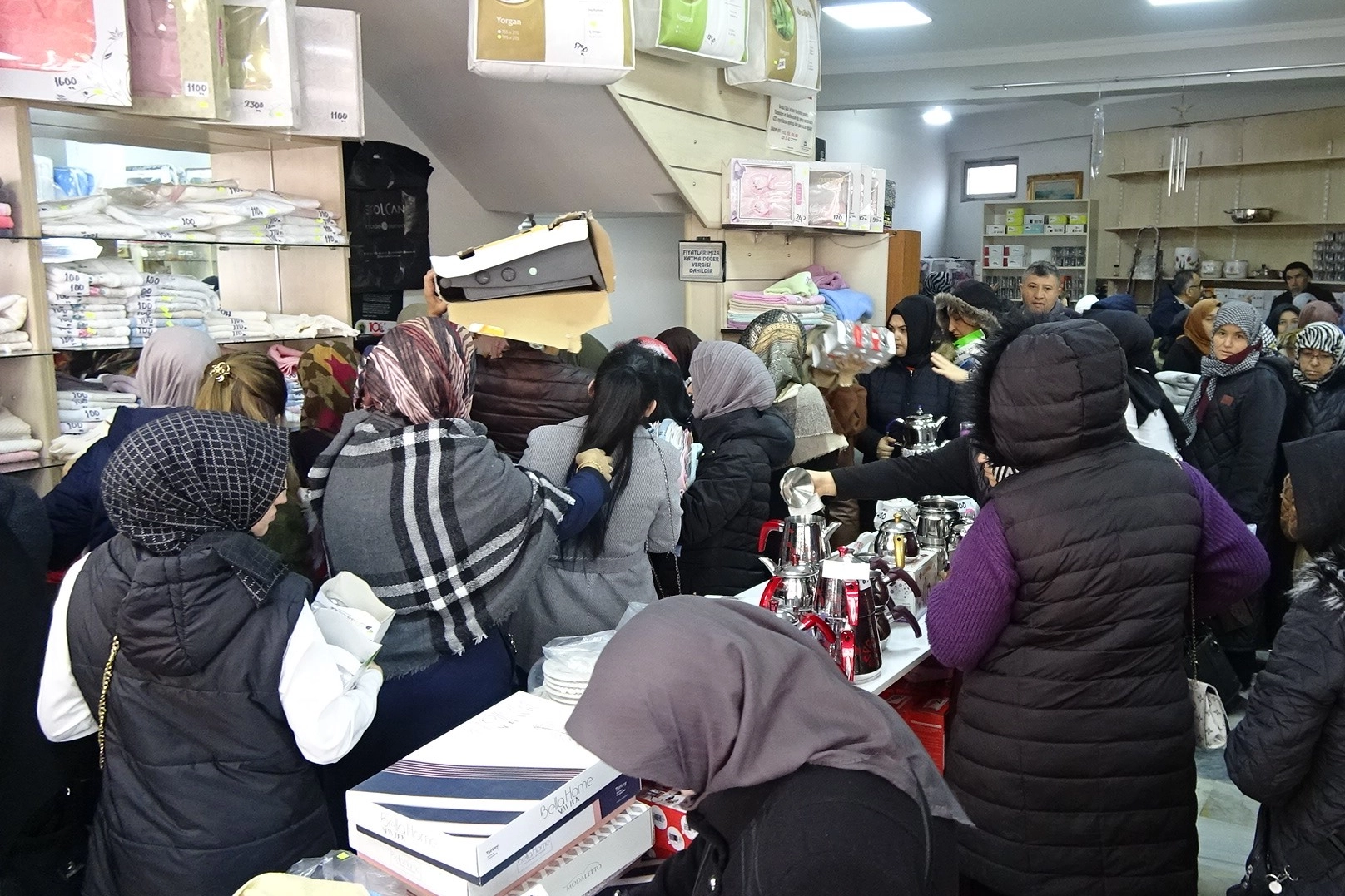 Mağazada indirim izdihamı haberinin görseli