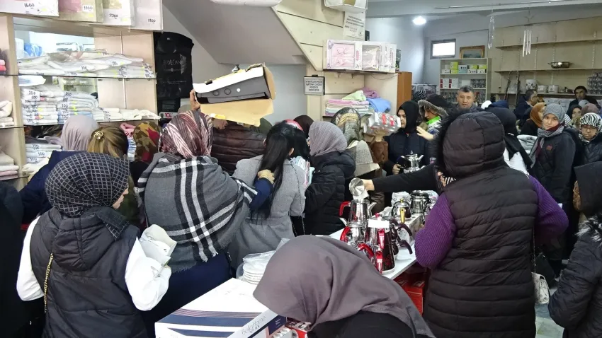 Mağazada indirim izdihamı haberinin görseli