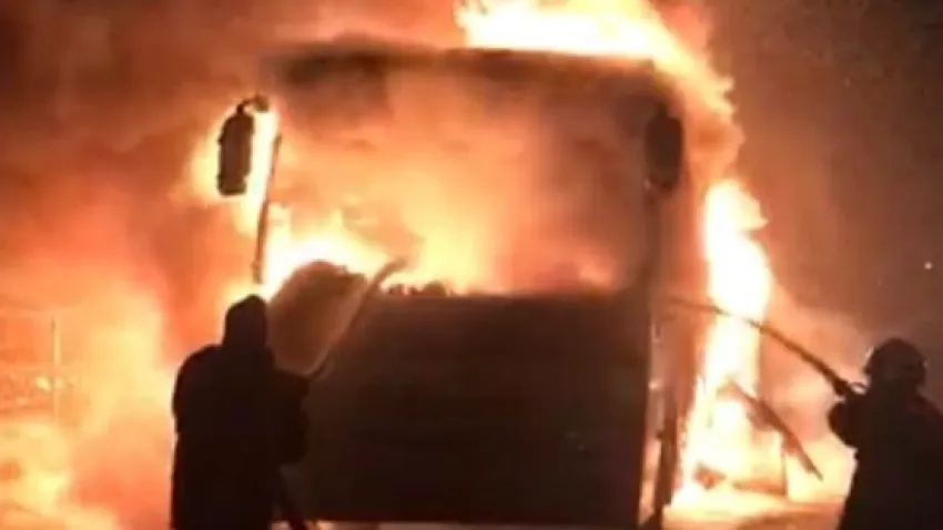 Mersin'de servis otobüsü alev alev yandı haberinin görseli