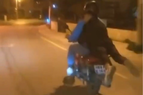 Motosikletli gençlerden trafikte tehlikeli hareketler haberinin görseli