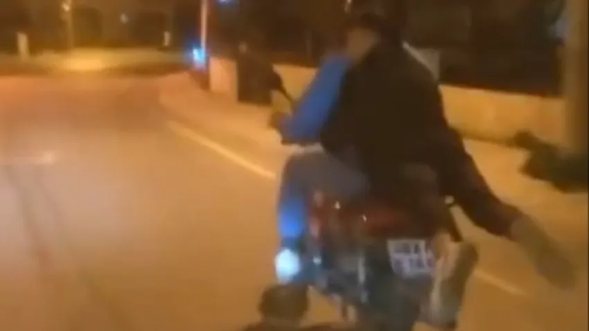 Motosikletli gençlerden trafikte tehlikeli hareketler haberinin görseli