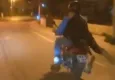 Motosikletli gençlerden trafikte tehlikeli hareketler