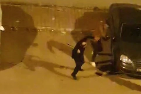 Otomobillere zarar veren adama kırdığı silecekle meydan dayağı haberinin görseli