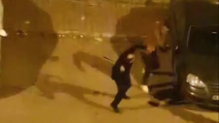 Otomobillere zarar veren adama kırdığı silecekle meydan dayağı haberinin görseli