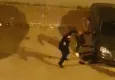Otomobillere zarar veren adama kırdığı silecekle meydan dayağı