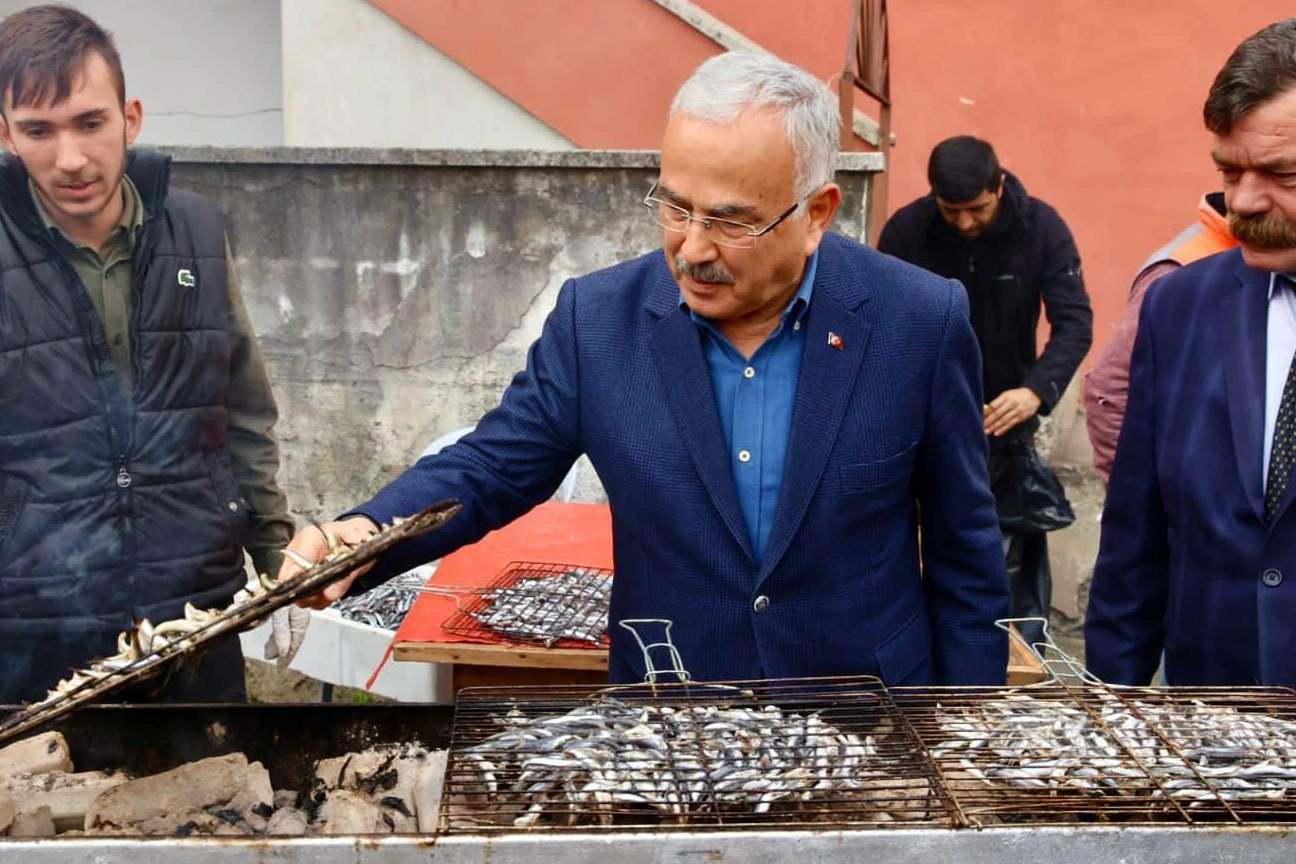 Sakin şehirde hamsi şenliği yapıldı haberinin görseli