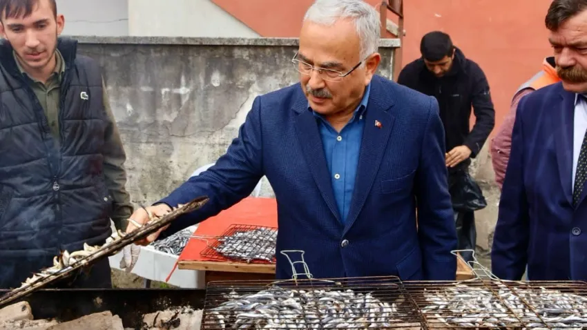 Sakin şehirde hamsi şenliği yapıldı haberinin görseli