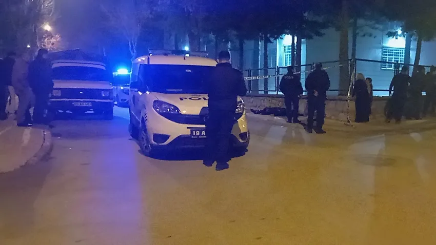 Yabancı uyruklu genç kaldırımda ölü bulundu haberinin görseli