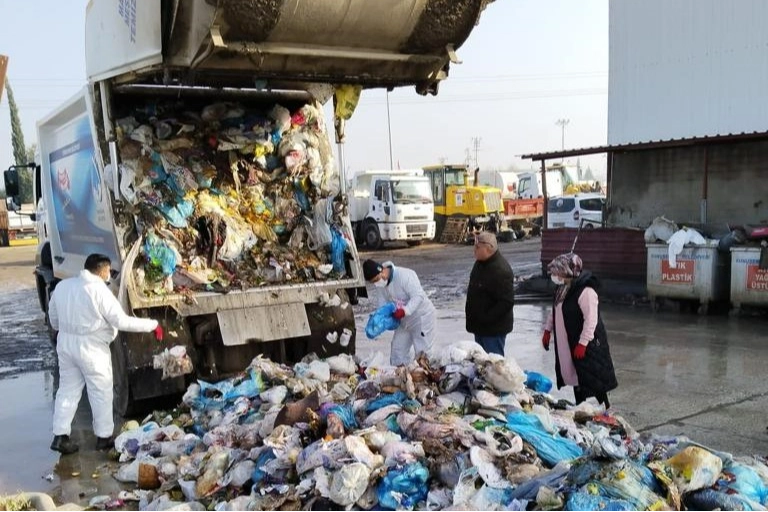 Altınlarını dalgınlıkla çöpe attı imdadına belediye ekipleri yetişti