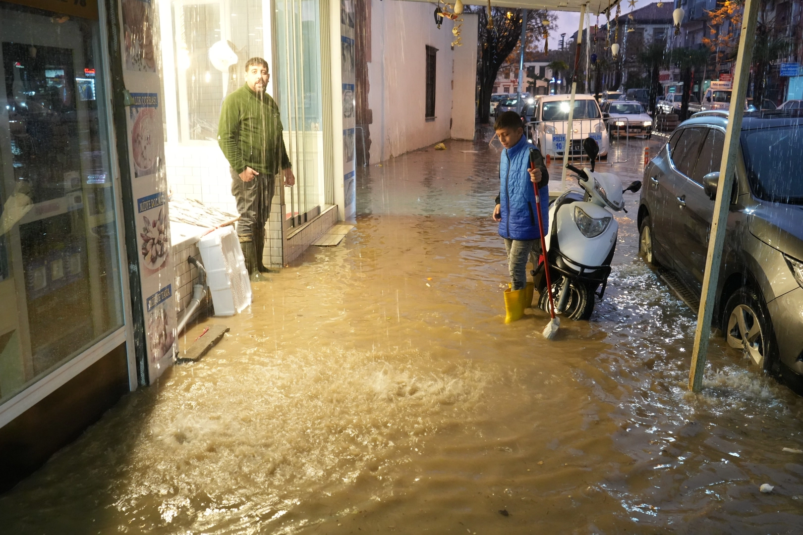 Balıkesir'de sağanak yağış su baskınlarına sebep oldu