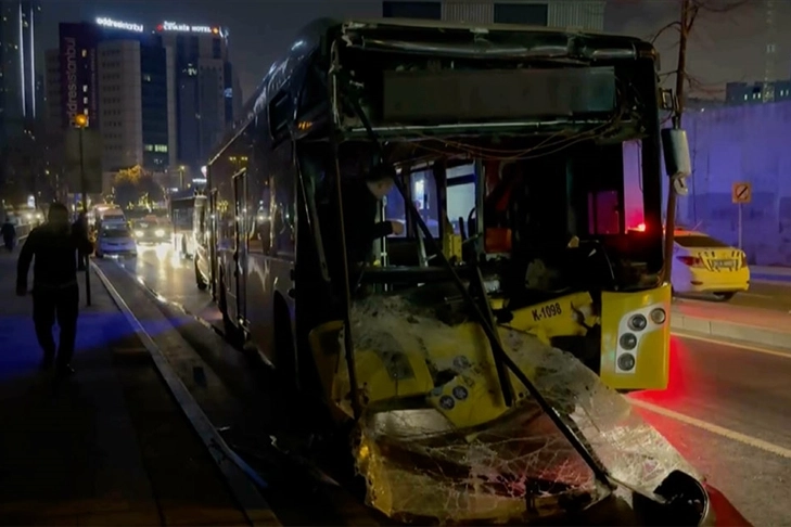 İstanbul'da İETT otobüsü hafriyat kamyonuna çarptı haberinin görseli