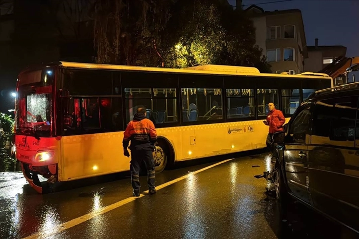 İstanbul'da İETT otobüsü kaza yaptı: 2 yaralı