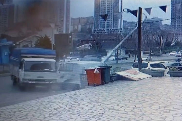 İstanbul’da trafik kazası: Kontrolden çıkan kamyon ticari araca çarptı