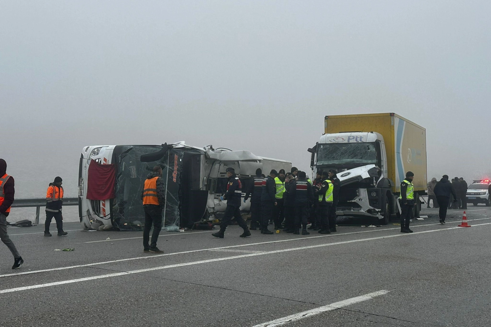 Malatya'da feci kaza: Yolcu otobüsü devrildi haberinin görseli