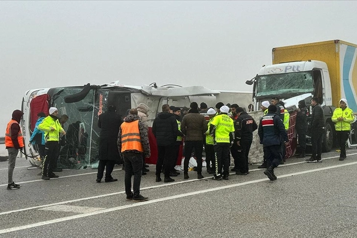 Malatya'da yolcu otobüsü devrildi: Çok sayıda ölü ve yaralı var haberinin görseli