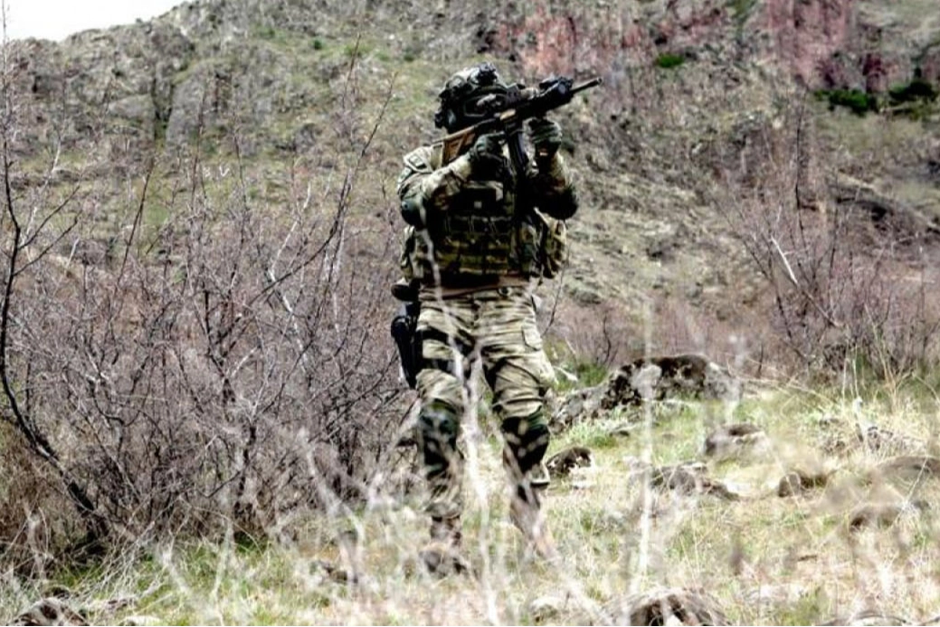 Pençe Kilit bölgesinde çok sayıda silah ve mühimmat ele geçirdi