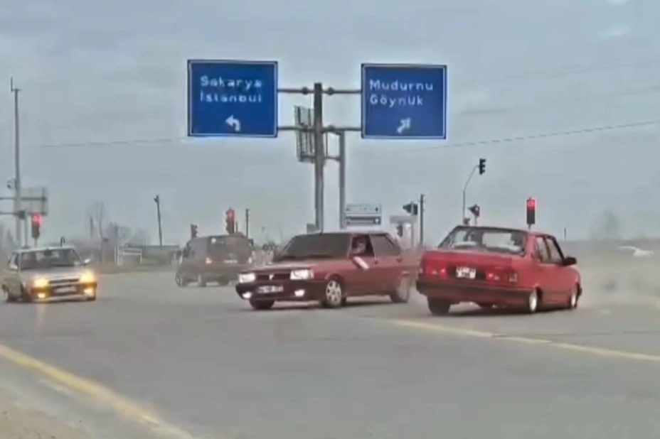 Sakarya'da trafikte korku dolu anlar: Kara yolunu kapatıp...