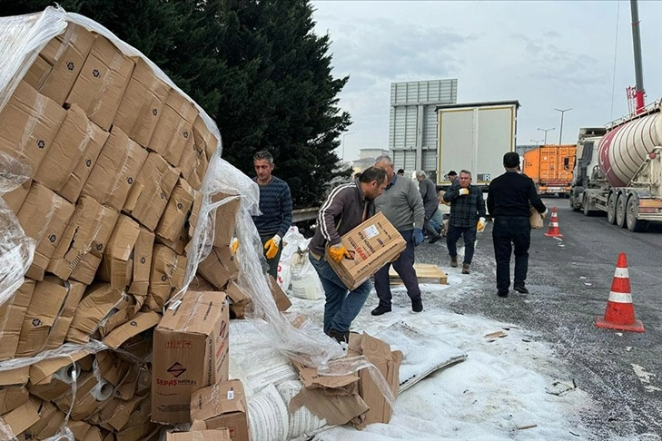 Anadolu Otoyolu'nda feci kaza: Devrilen tır ulaşımı aksattı