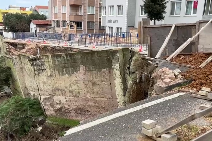 Balıkesir'de istinat duvarı çöktü