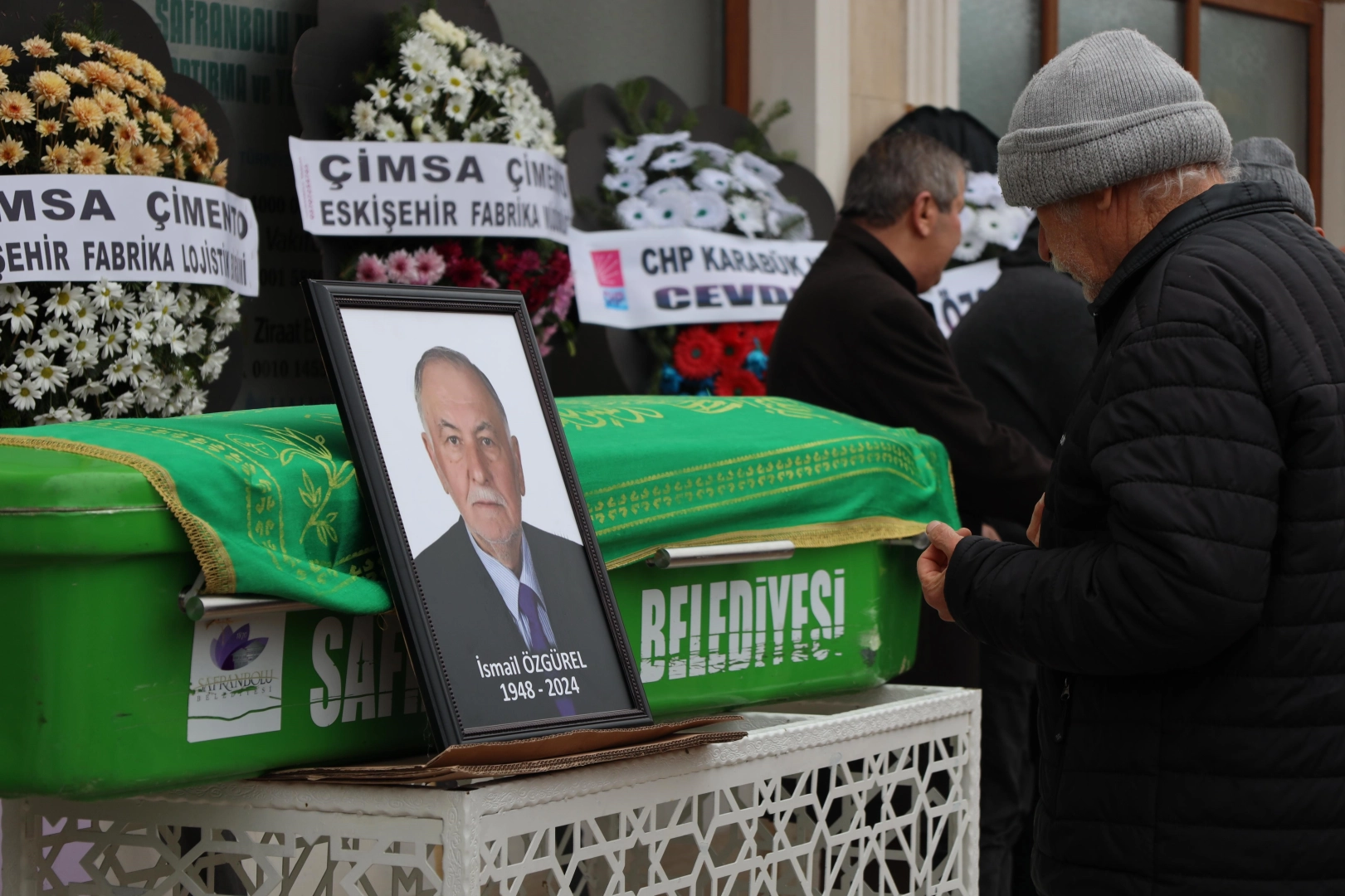 CHP meclis üyesi toprağa verildi  haberinin görseli