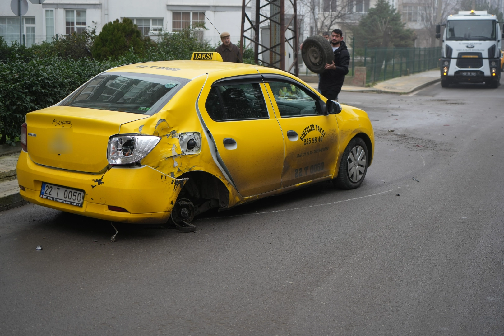 Edirne’de trafik kazası: Ticari taksi ile otomobil çarpıştı