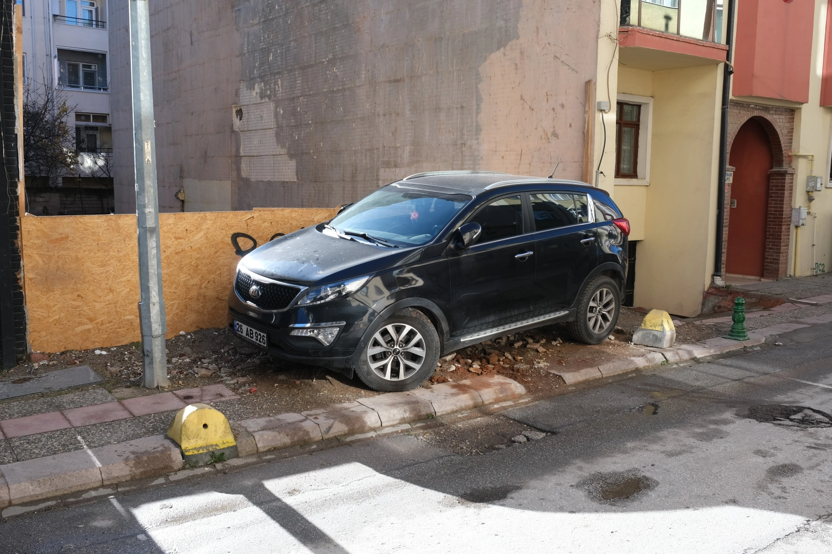 Eskişehir’in bu mahallesinde kaldırımları vatandaş değil araçlar kullanıyor