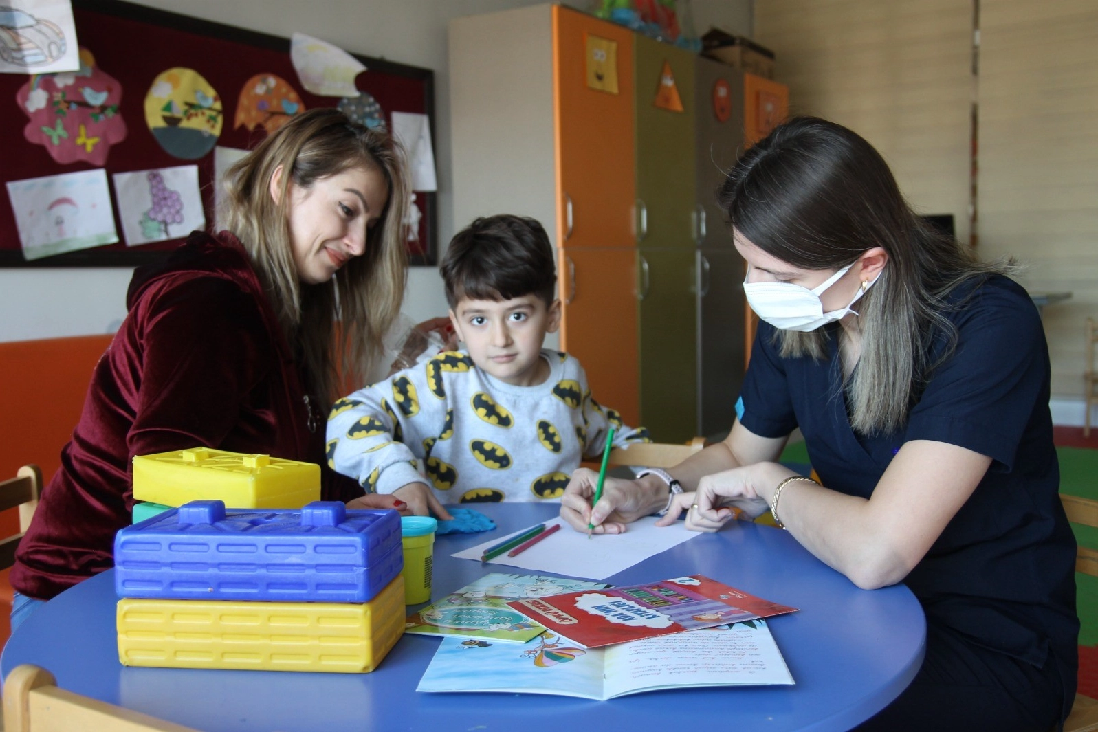 Hastane korkusu olan minik, oyun alanlarını görünce tedaviye ikna oldu