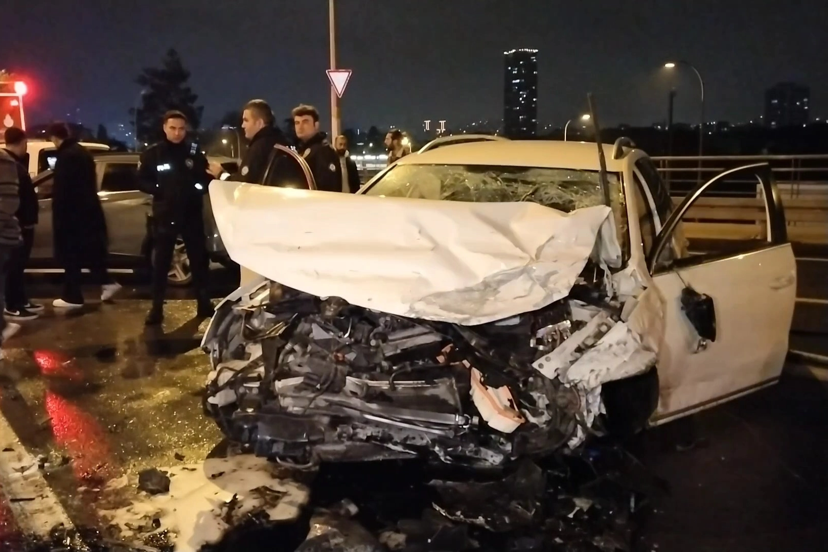 İstanbul’da kaza: Kontrolden çıkan otomobil bariyerlere çarparak durabildi