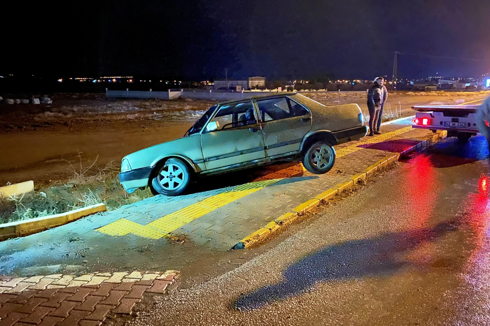 Konya’da kaza: Otomobil kaldırımda askıda kaldı