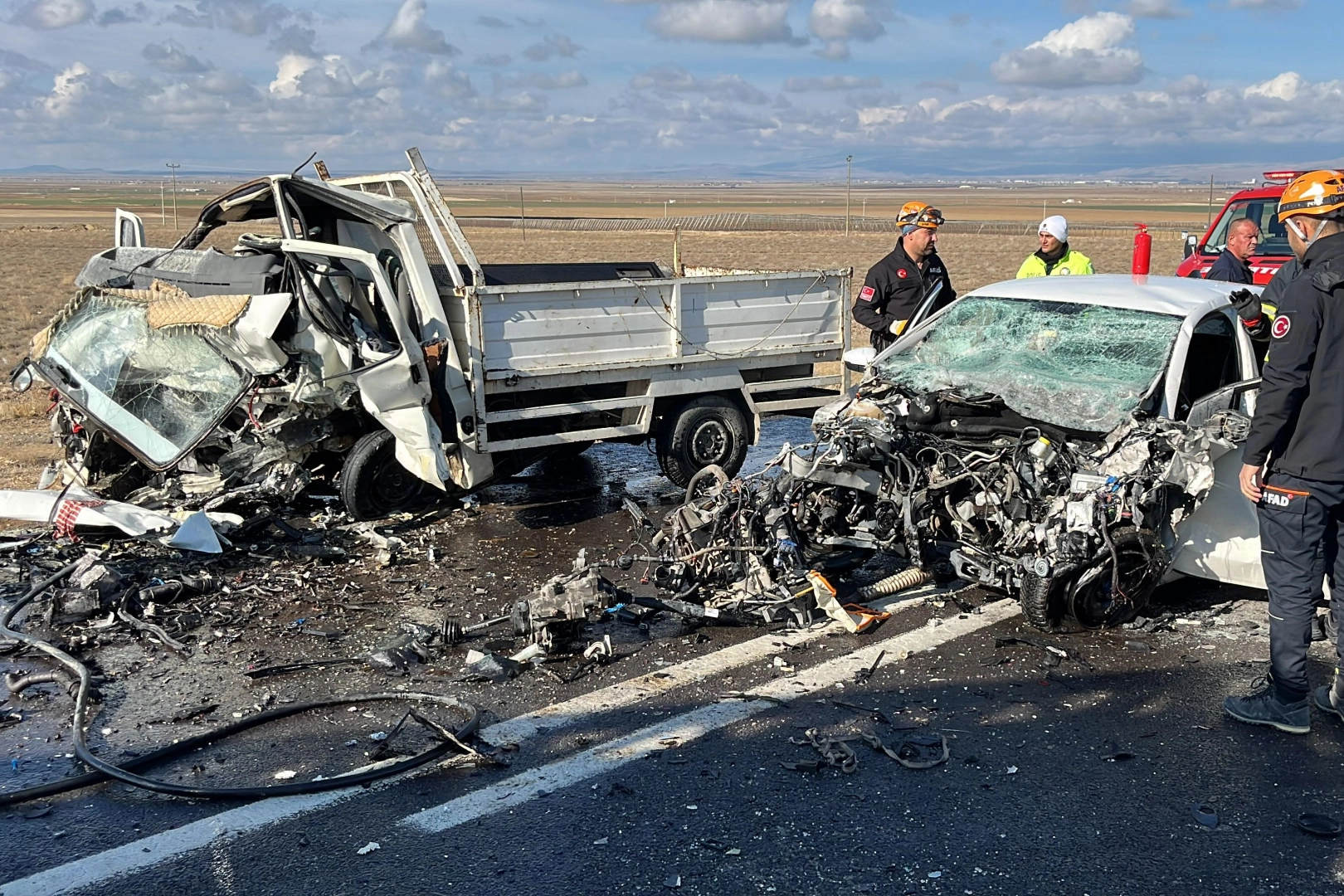 Niğde’de feci kaza: Otomobil ile kamyonet çarpıştı