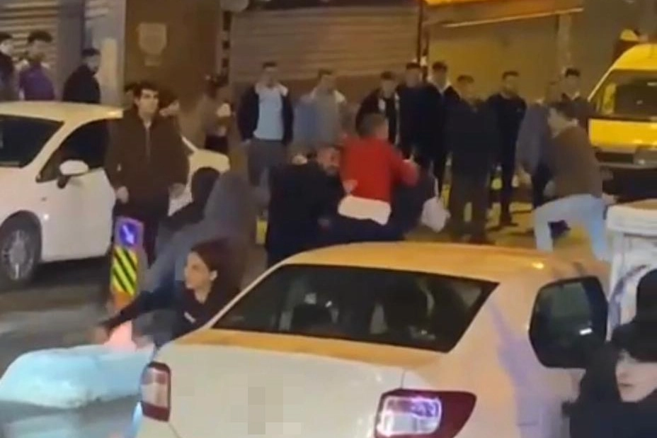 İstanbul’da sürücü araçlara ve kadına çarptı haberinin görseli