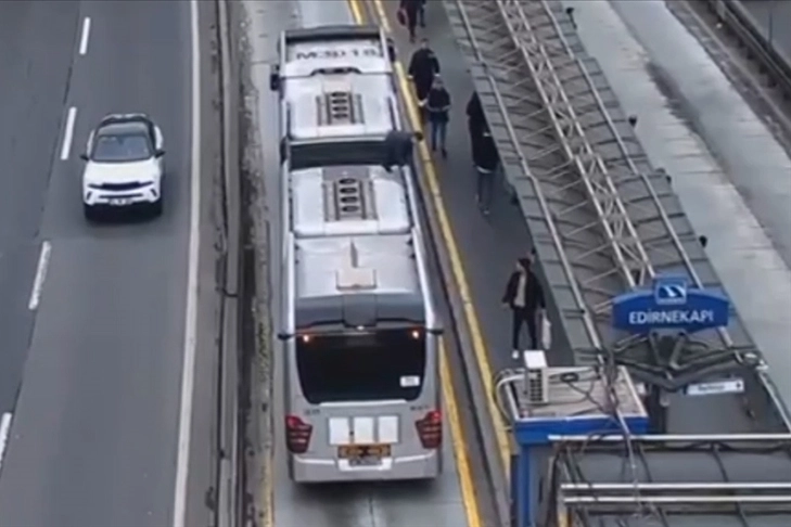 Metrobüsün üzerinde tehlikeli anlar! haberinin görseli