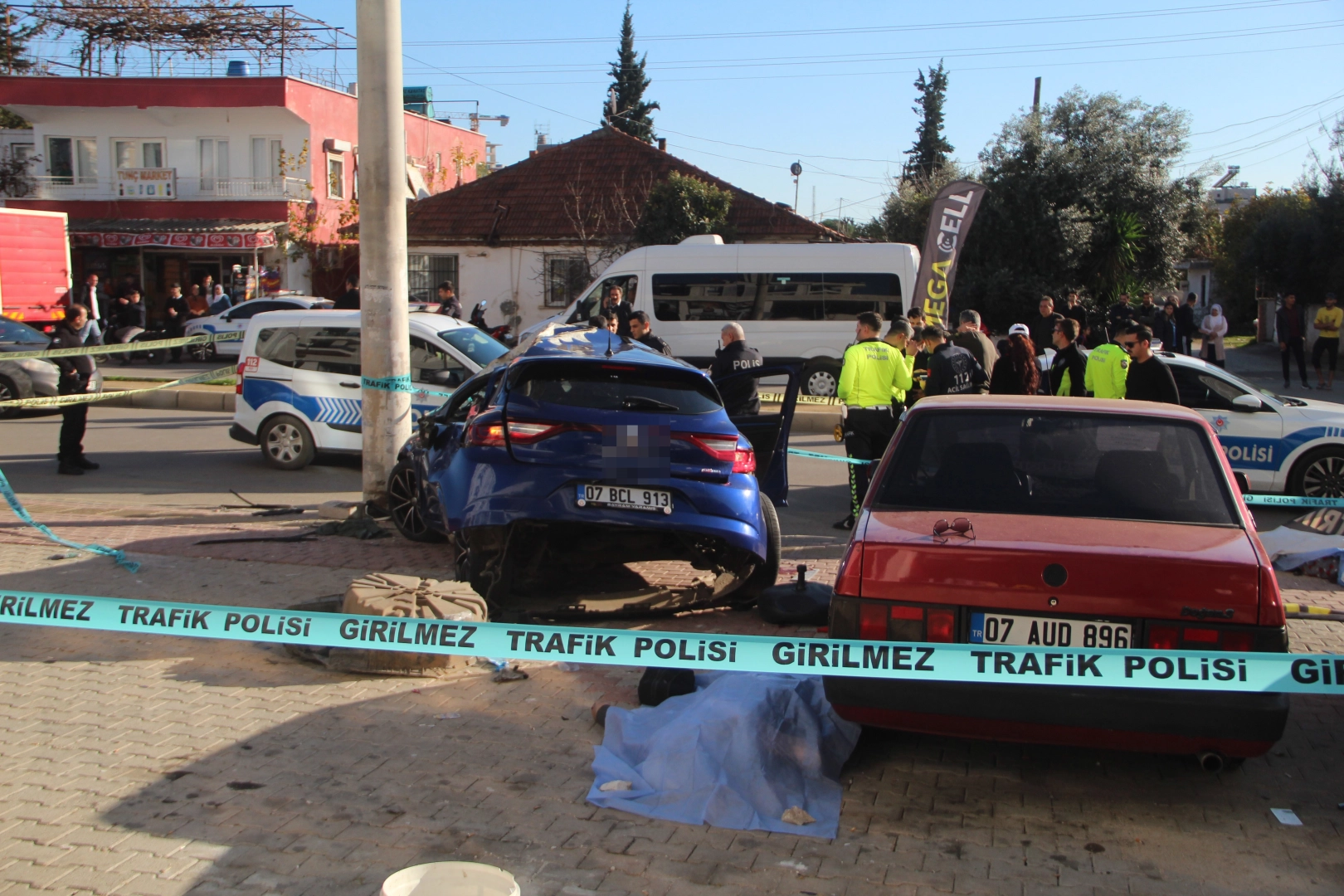 Antalya'da otomobil durağa daldı... Yaşlı çift hayattan koptu