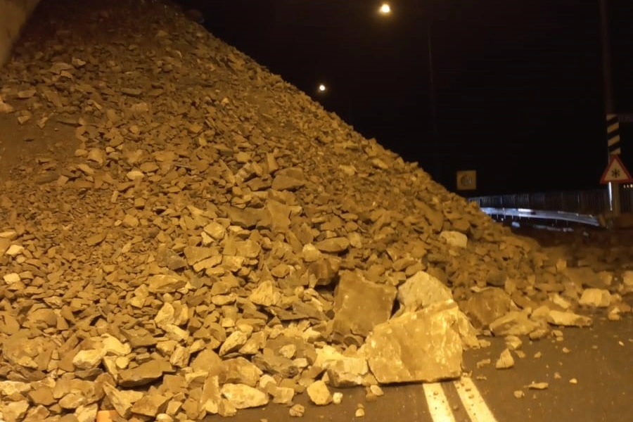 Artvin’de sağanak yağış heyelanlara neden oldu... Karayolu ulaşıma kapandı