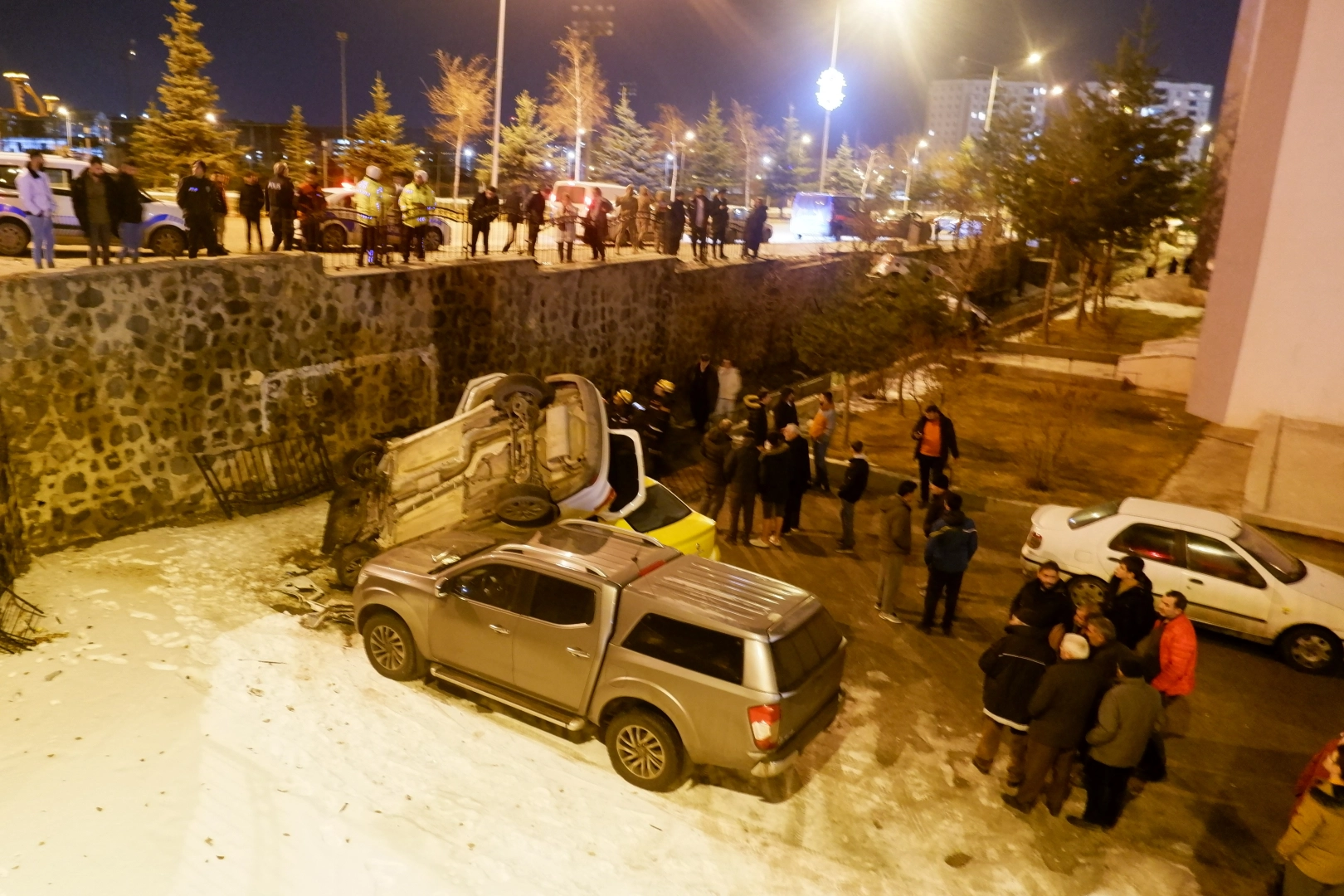 Erzurum’da korkunç kaza: Araçlar bahçe duvarından aşağı uçtu