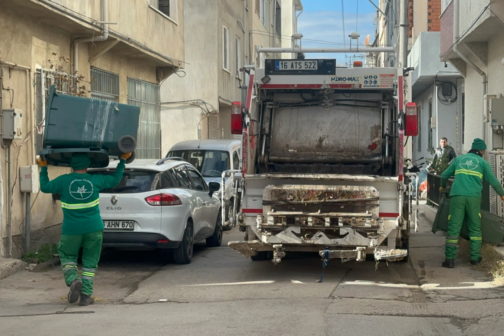 Horon oynayan temizlik işçisi yüzleri güldürdü