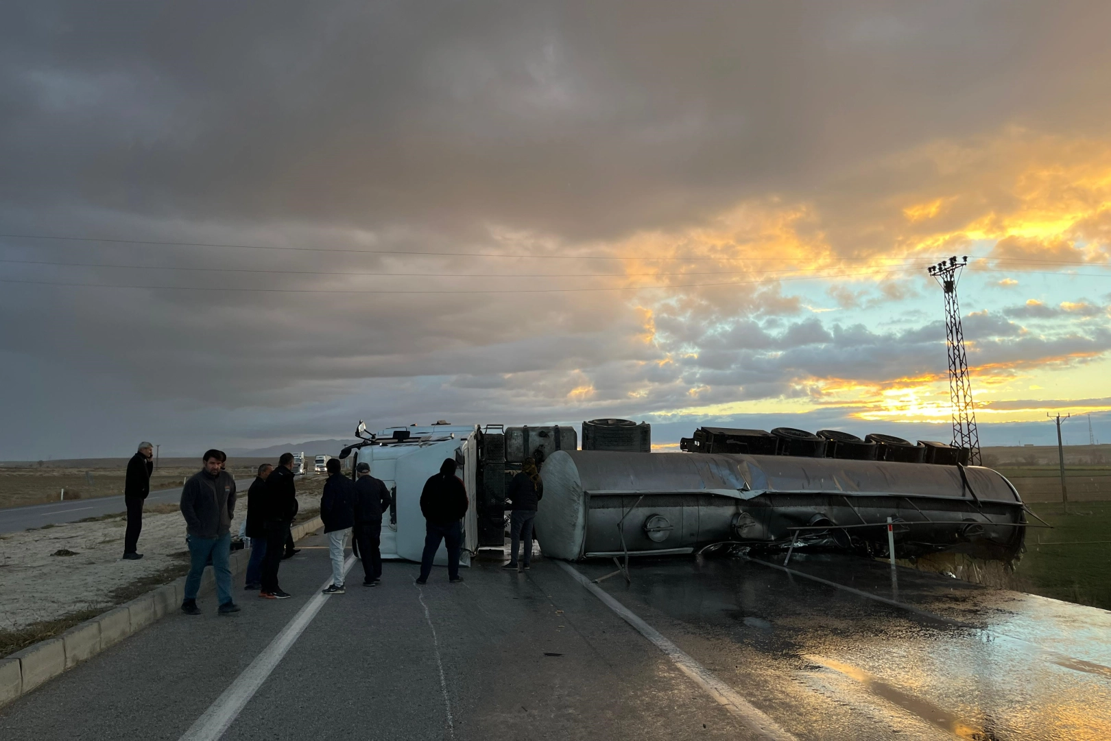 Konya'da trafik kazası: Refüje çarpan tanker devrildi