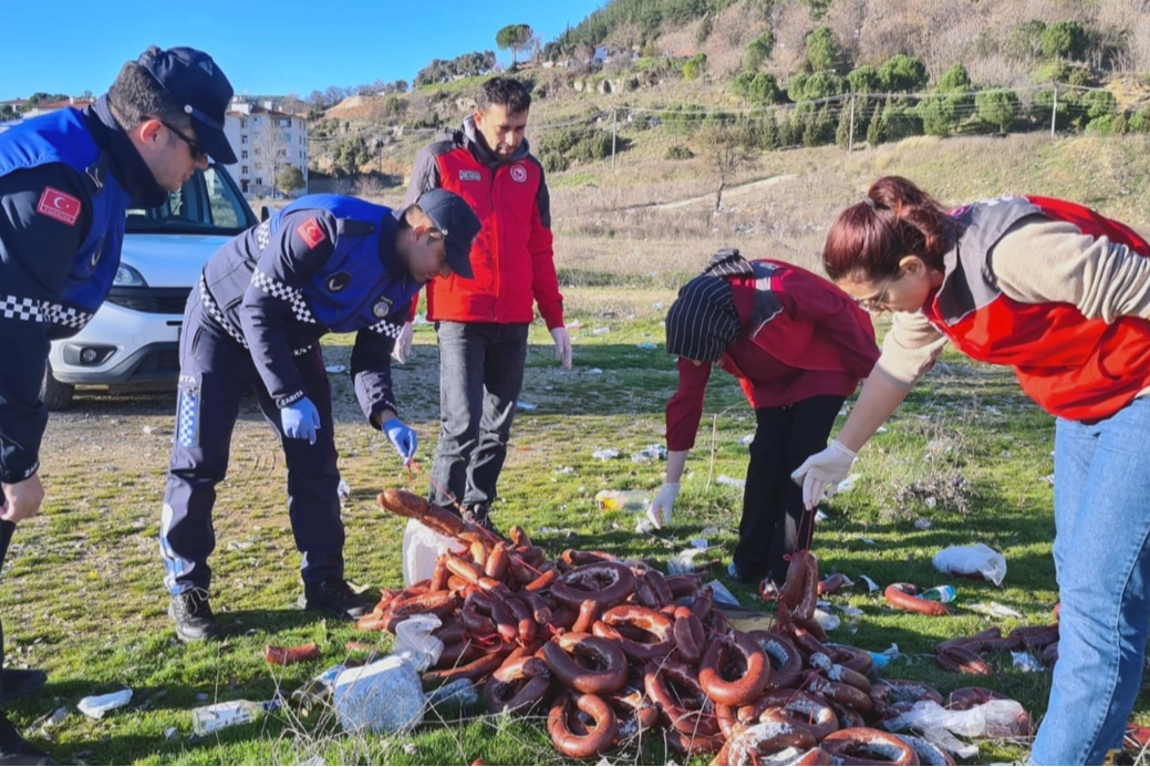 Muğla’da yol kenarına atılan kilolarca sucuk imha edildi haberinin görseli